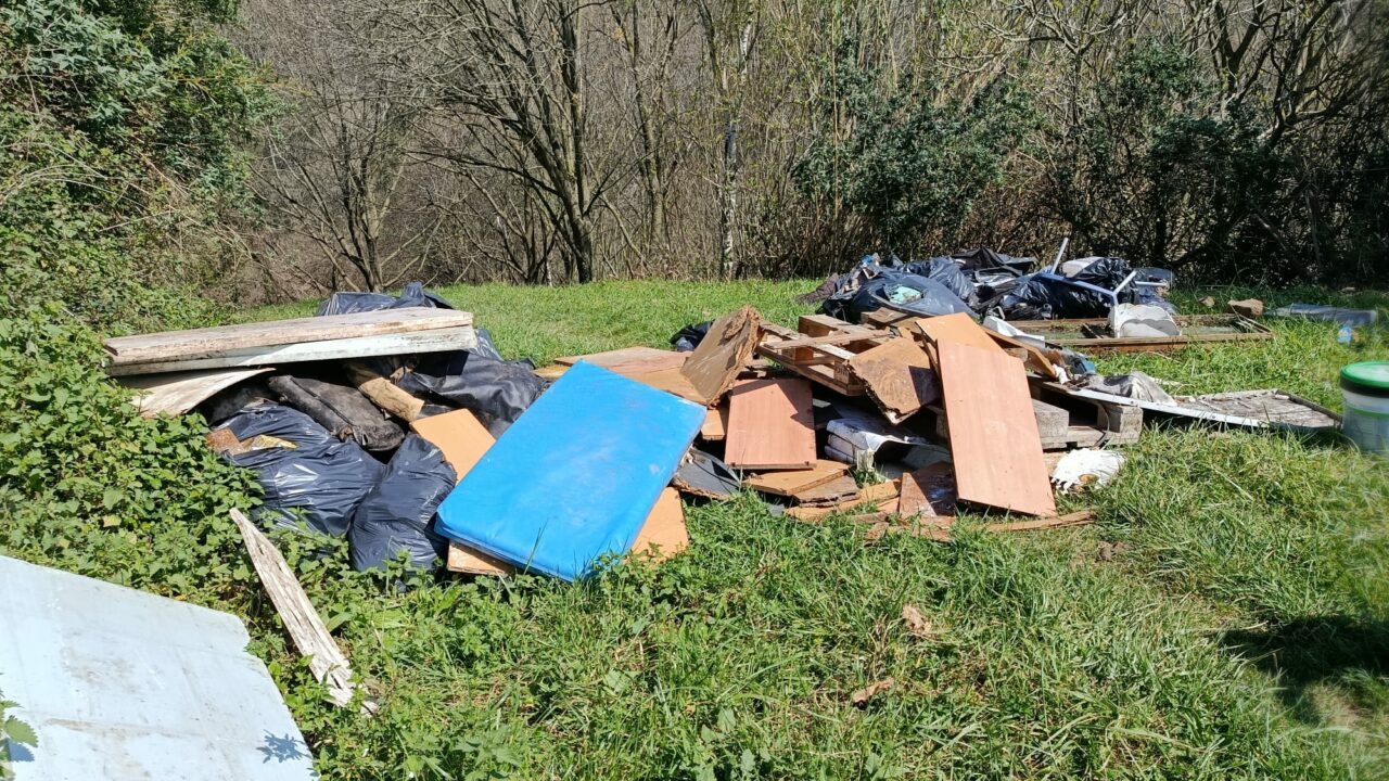 Un vertido de escombros bloquea la vía verde de Bilbao