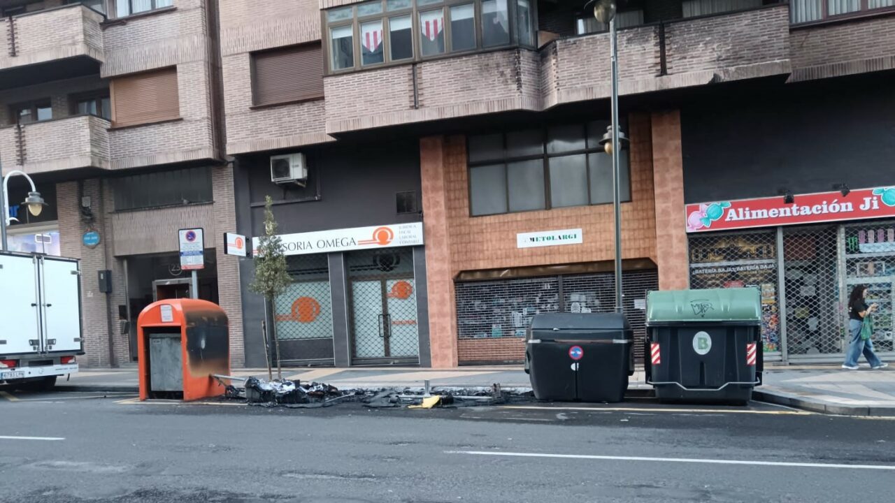 La Ertzaintza detiene a un hombre por quemar varios contenedores en Zorroza