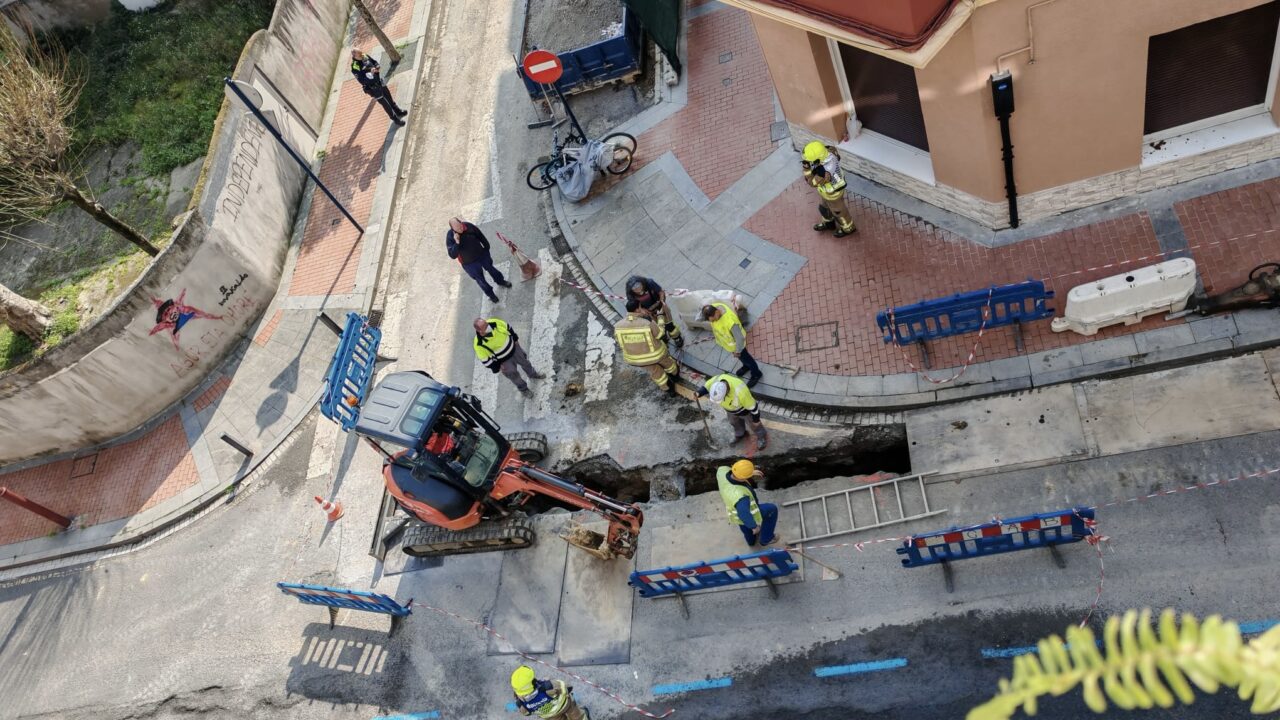 Fuga de gas en Barakaldo tras el golpe de una excavadora en una obra de Lutxana