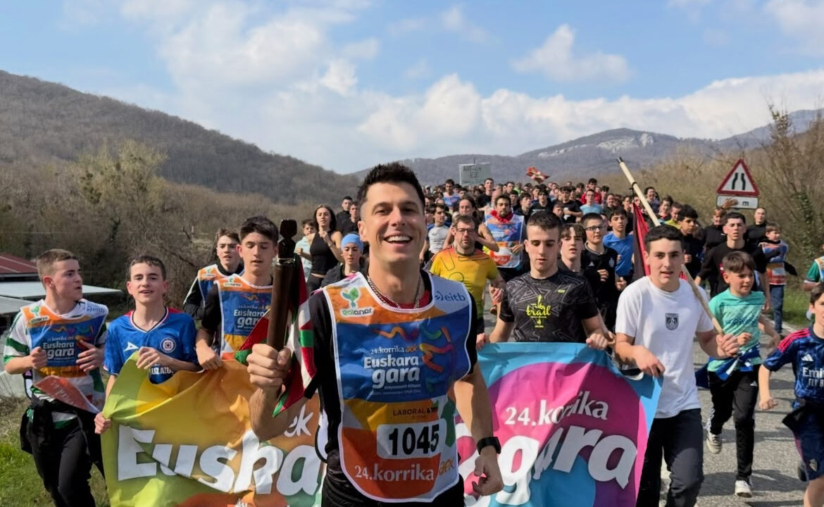 Pello Reparaz toma el testigo de la Korrika en el kilómetro 1045