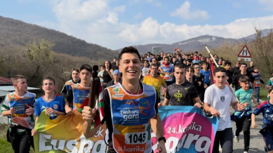 Pello Reparaz toma el testigo de la Korrika en el kilómetro 1045