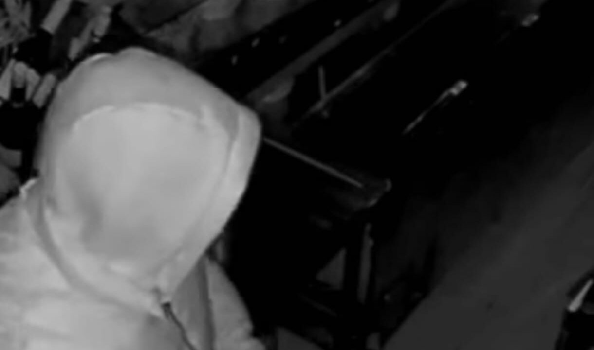 Estas son las imágenes del robo en el bar Kaixo de Portugalete: actúa con frialdad y se lleva 400 euros