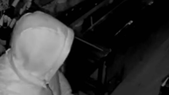 Estas son las imágenes del robo en el bar Kaixo de Portugalete: actúa con frialdad y se lleva 400 euros