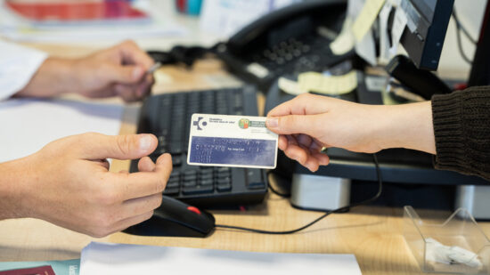 La TIS digital en Euskadi se amplía: ya puedes llevar en el móvil la tarjeta sanitaria de otro adulto