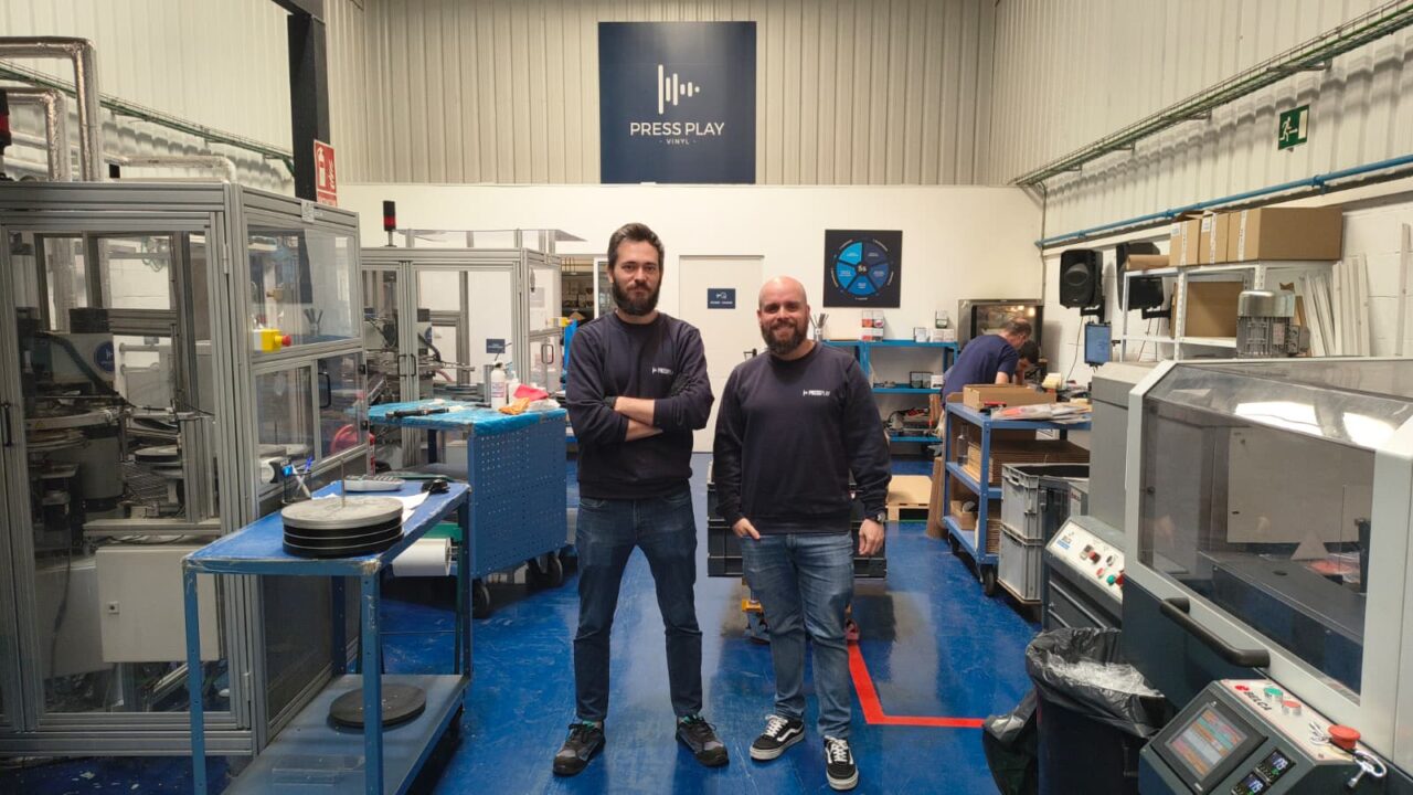 Press Play, la empresa de Urduliz referente en la fabricación de vinilos: «Quien lo compra le interesa de verdad la música»