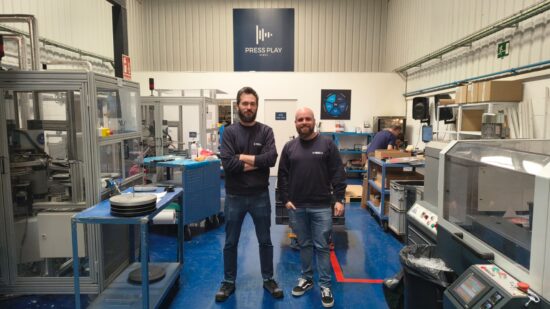 Press Play, la empresa de Urduliz referente en la fabricación de vinilos: «Quien lo compra le interesa de verdad la música»