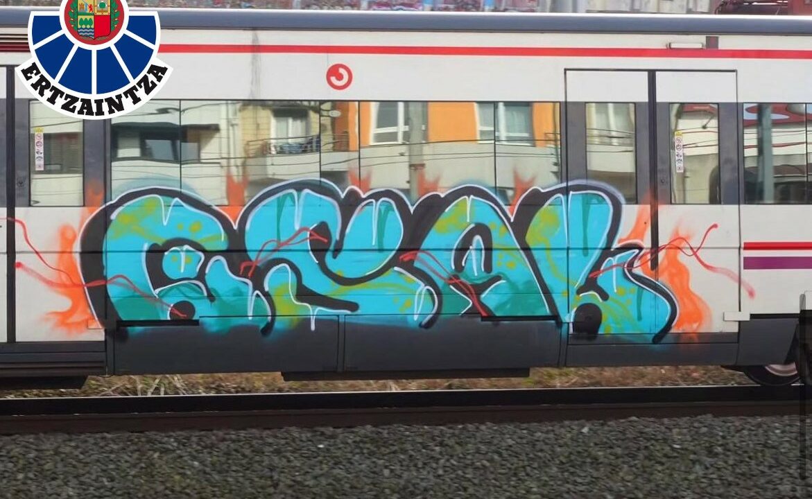 Un joven detenido y otro investigado por pintar grafitis en trenes de Muskiz, con casi 8.000 euros en daños