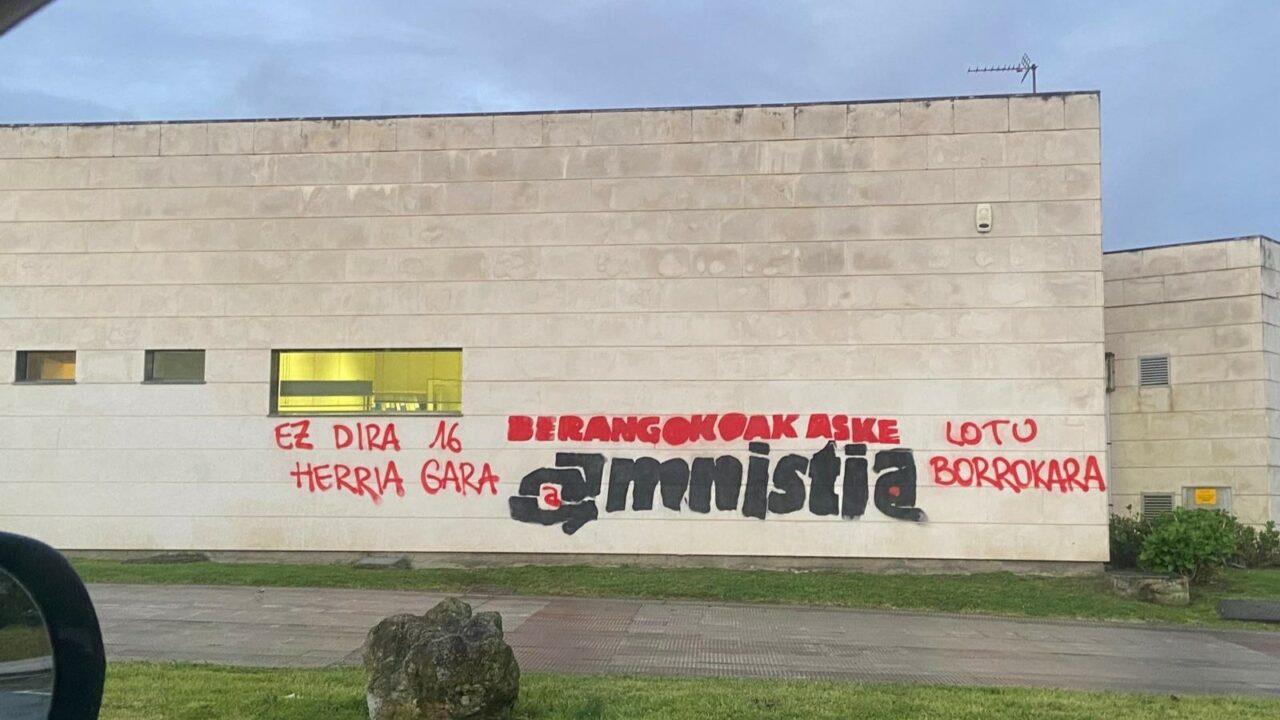 Berango condena las pintadas a favor de la amnistía de ‘los 16 de Berango’ aparecidas en el municipio