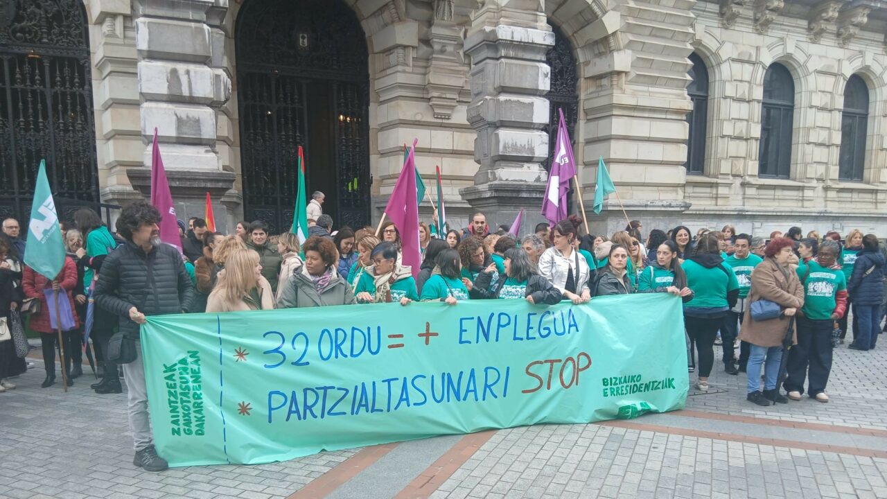 Trabajadores de las residencias protestan ante la Diputación: «No se puede cuidar bien si quienes cuidan enferman»