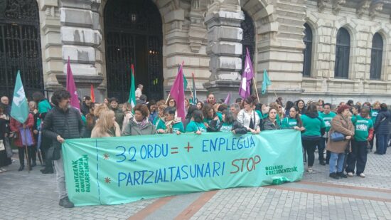 Trabajadores de las residencias protestan ante la Diputación: «No se puede cuidar bien si quienes cuidan enferman»