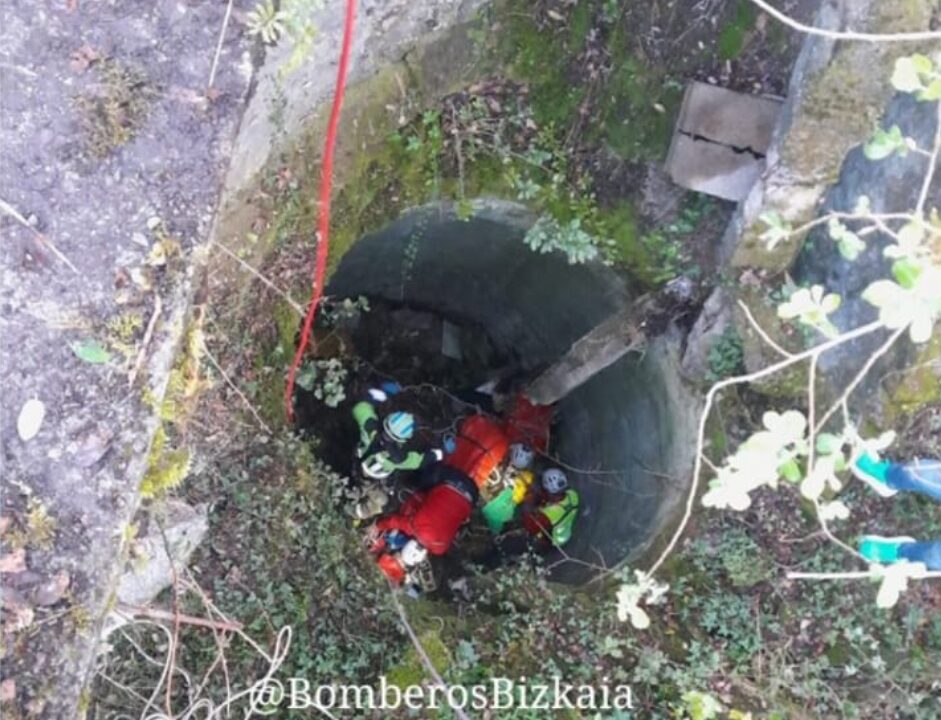 Rescatan a un menor tras caerse a un agujero de 13 metros de altura en Lemoa