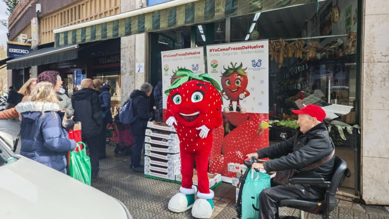 Esta frutería de La Peña regalará 500 tarrinas de fresas de Huelva el 7 de abril