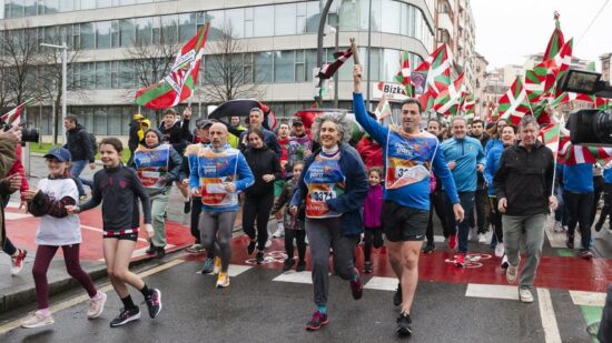 Pradales recoge el lekuko en la Korrika y defiende avanzar en la normalización del euskera