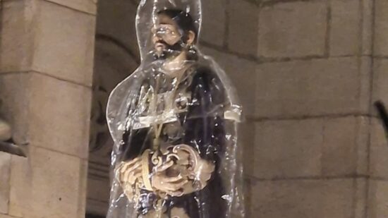 El Nazareno desafía a la lluvia de Bilbao