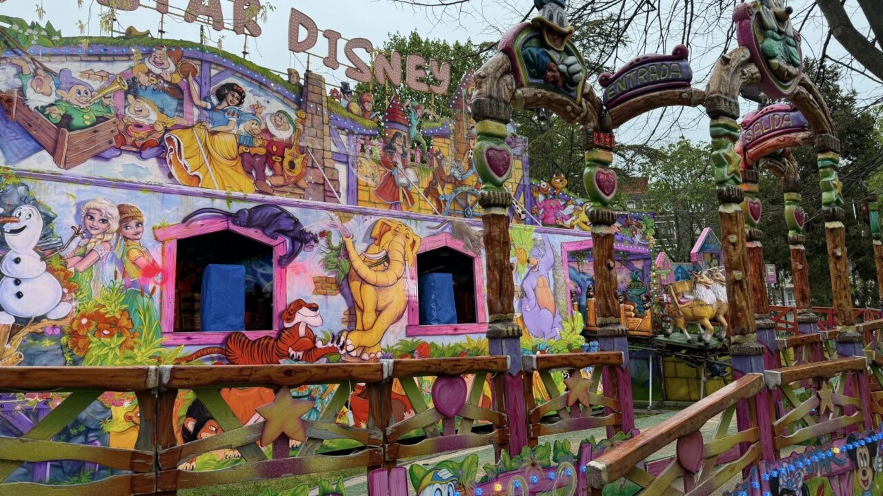 Laredo inaugura sus barracas de Semana Santa en la Alameda El Bosque