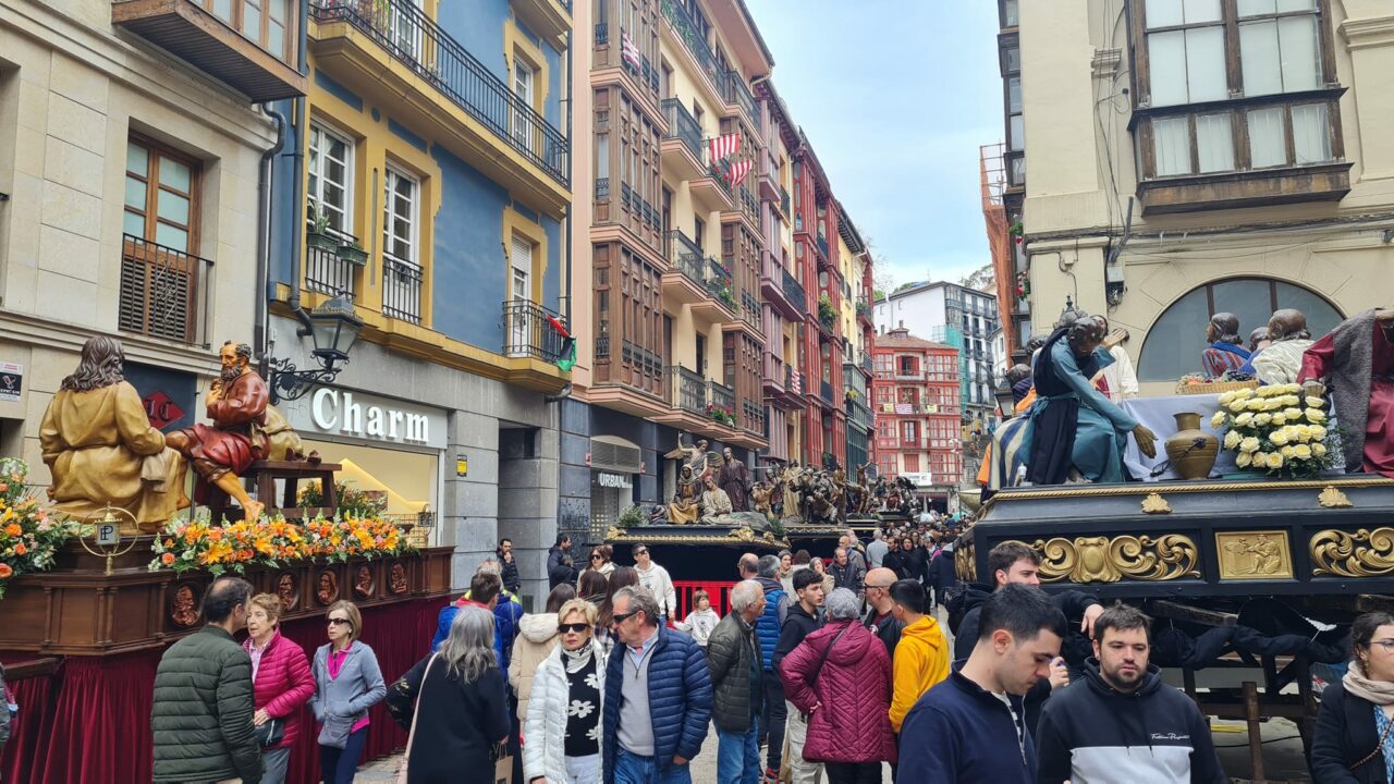 Bilbao saca su alma a la calle: los pasos de Semana Santa toman el Casco Viejo