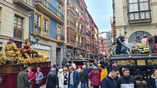 Bilbao saca su alma a la calle: los pasos de Semana Santa toman el Casco Viejo