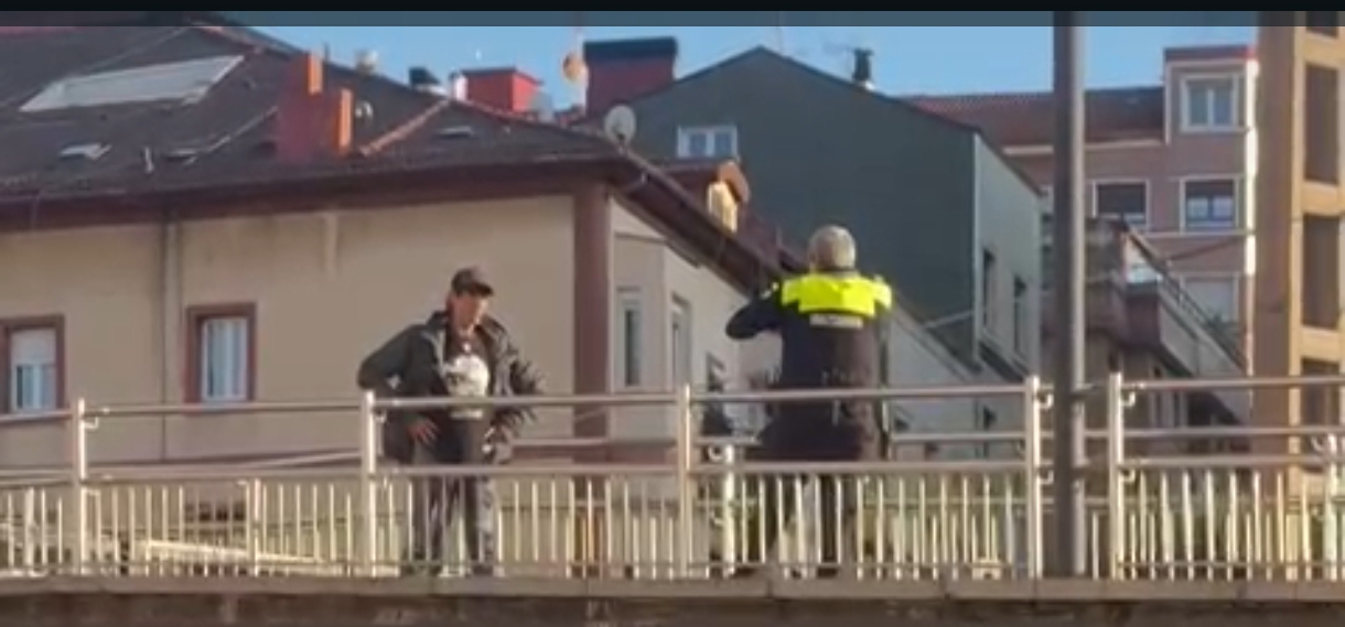 Un vídeo vecinal capta el disparo de la policía a un hombre armado en Barakaldo