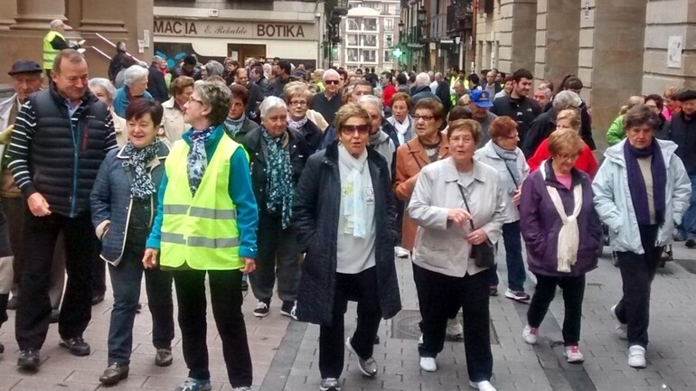 La guía que mejora la salud comunitaria en Euskadi: así impulsa Ttipi-Ttapa caminar en grupo