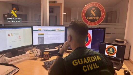 La Guardia Civil de Bizkaia desarticula un grupo que estafaba con falsos anuncios de móviles de alta gama en Internet