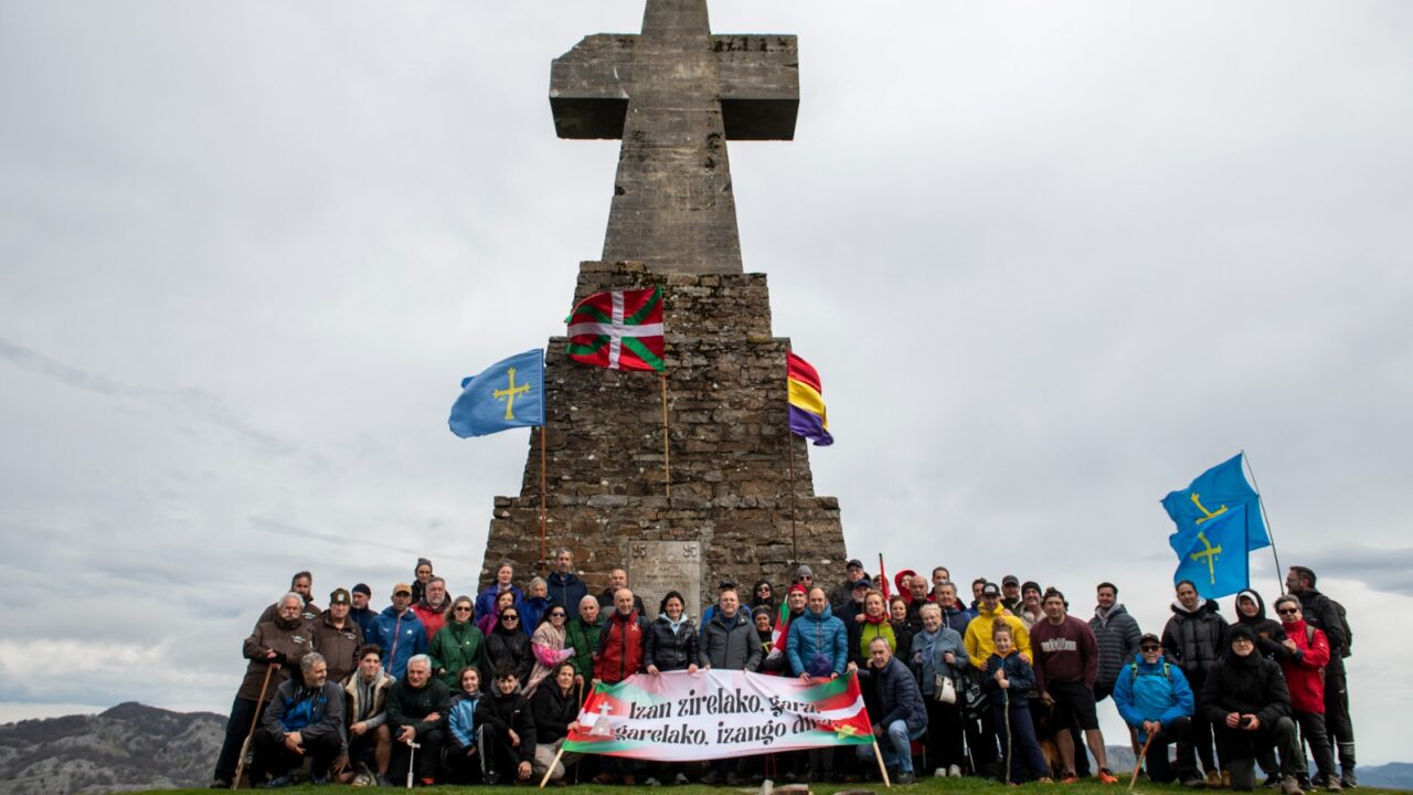 Homenaje a los gudaris y milicianos asturianos caídos en la batalla del monte Saibigain