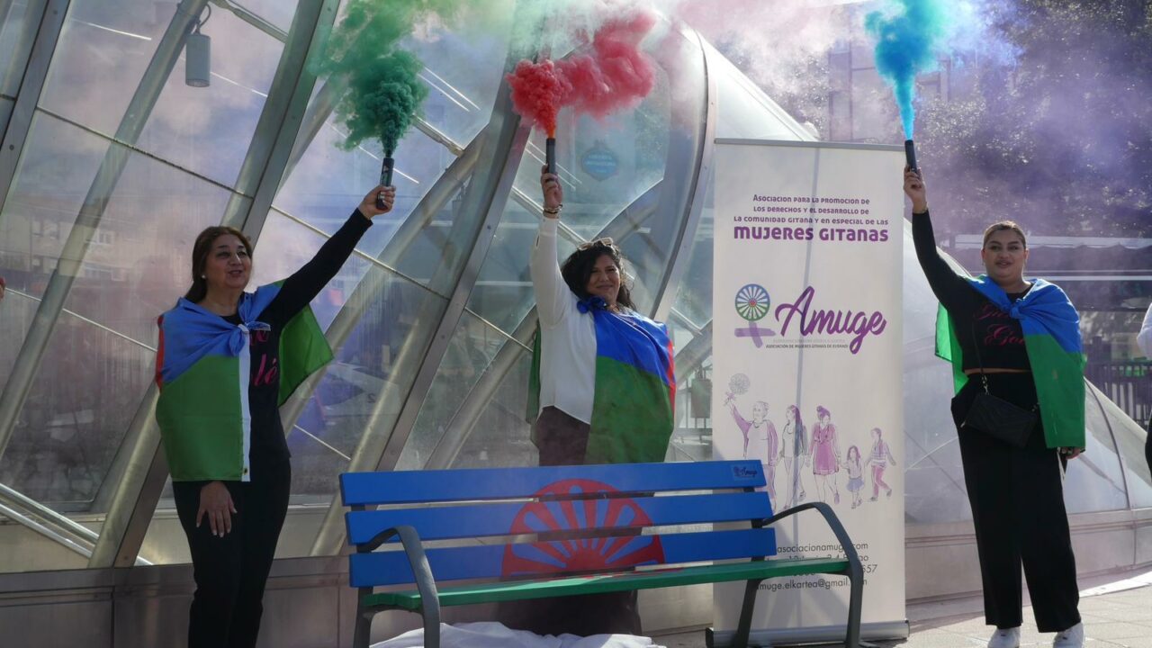 Bilbao cuenta con el primer banco urbano de Euskadi con los colores del Pueblo Gitano