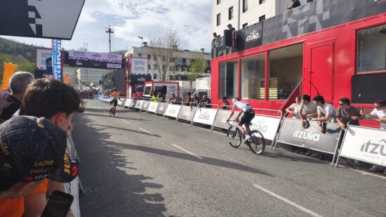 Axel Laurance reina en Basauri y Paul Seixas continúa como líder en la Itzulia
