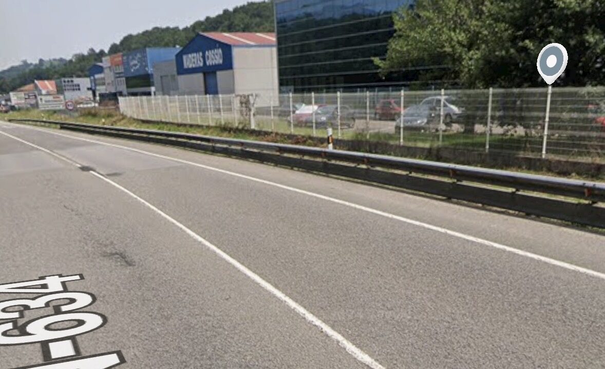 Reabierta la N-634 en Iurreta tras más de 12 horas cerrada por un incendio en una empresa papelera