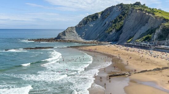 Hallan sin vida a una mujer en la playa de Itzurun en Zumaia