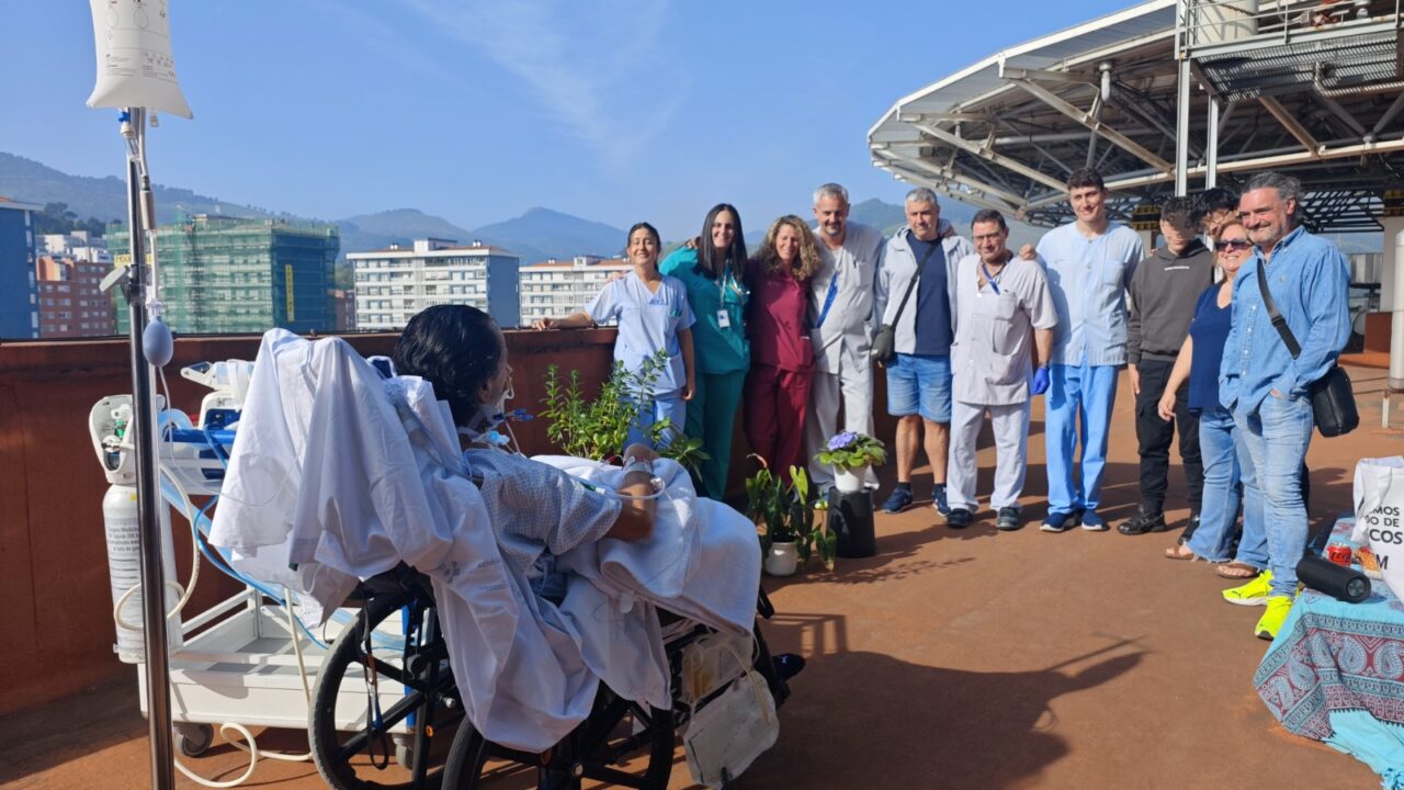 El paseo terapéutico de Luisma en el Hospital de Cruces tras 3 meses en la UCI: “Un chute de energía”