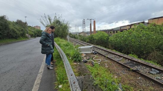 Barakaldo denuncia el abandono de la línea férrea entre Burtzeña e Irauregi