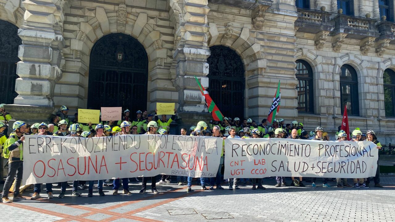 Los bomberos de Bizkaia exigen mejores condiciones laborales y un convenio colectivo justo