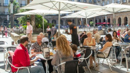 La Federación de Asociaciones Vecinales de Bilbao critica la nueva ordenanza por favorecer terrazas y poner en riesgo el descanso ciudadano