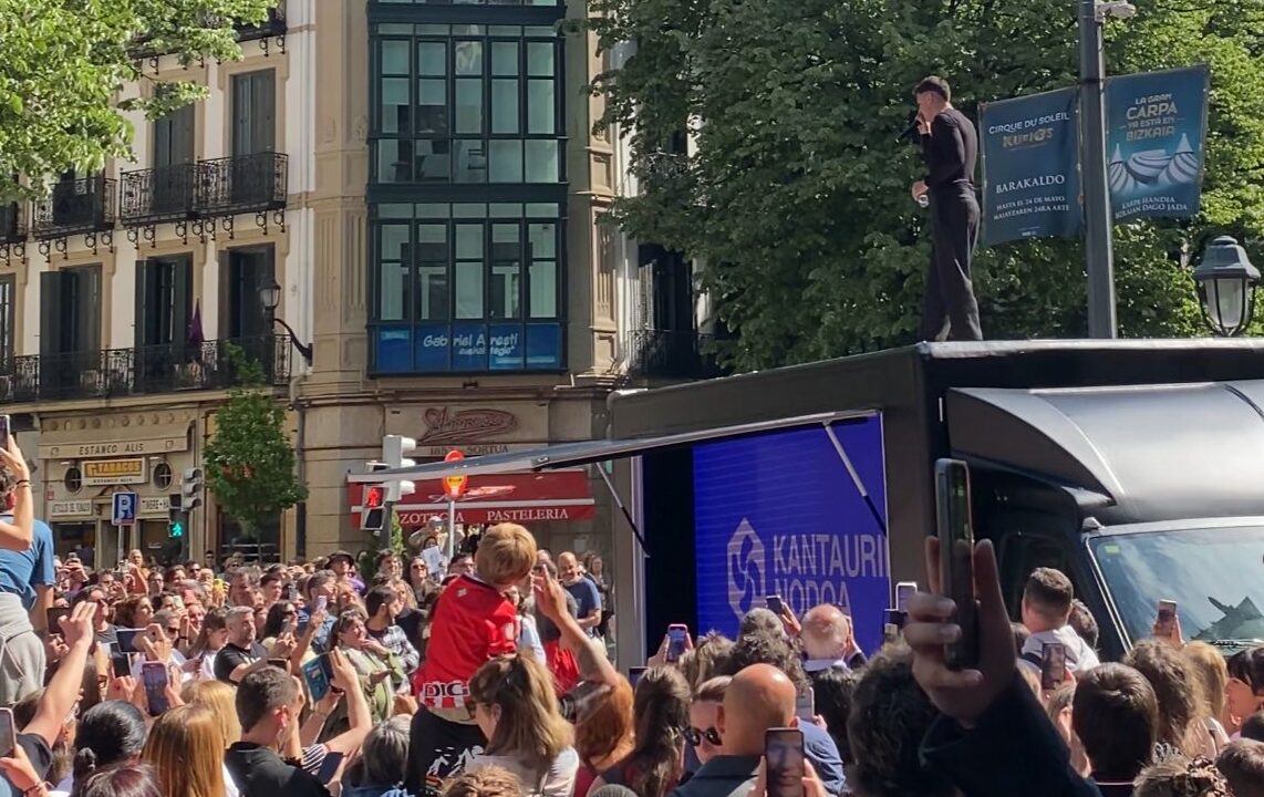 Pello Reparaz hace vibrar al público de la Gran Vía de Bilbao antes de su gran cita en San Mamés