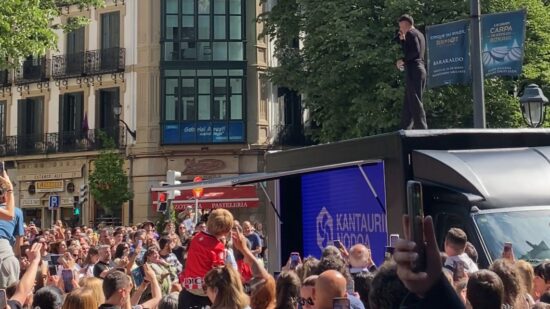 Pello Reparaz hace vibrar al público de la Gran Vía de Bilbao antes de su gran cita en San Mamés