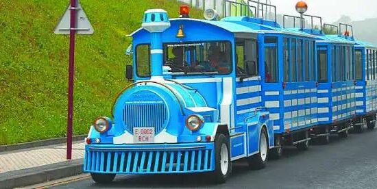 Detenido en Sopela por conducir bajo la influencia de los estupefacientes un tren turístico con 35 niños en su interior