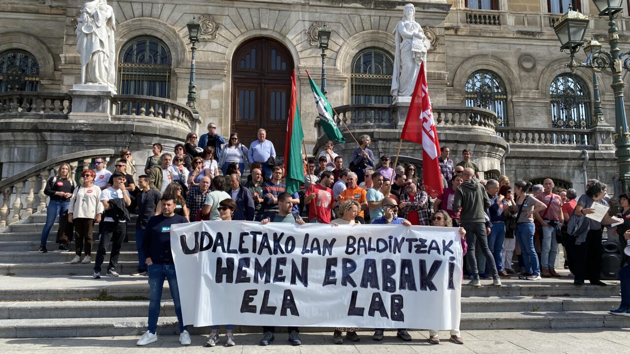 ELA y LAB exigen a EUDEL y a los partidos políticos mejoras laborales