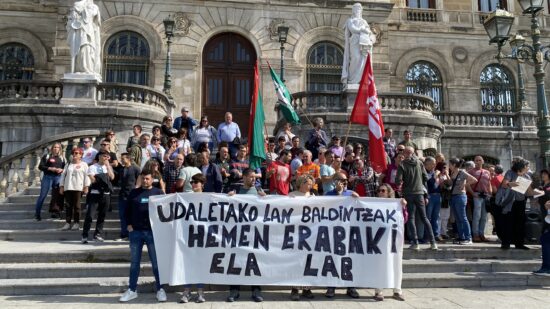 ELA y LAB exigen a EUDEL y a los partidos políticos mejoras laborales