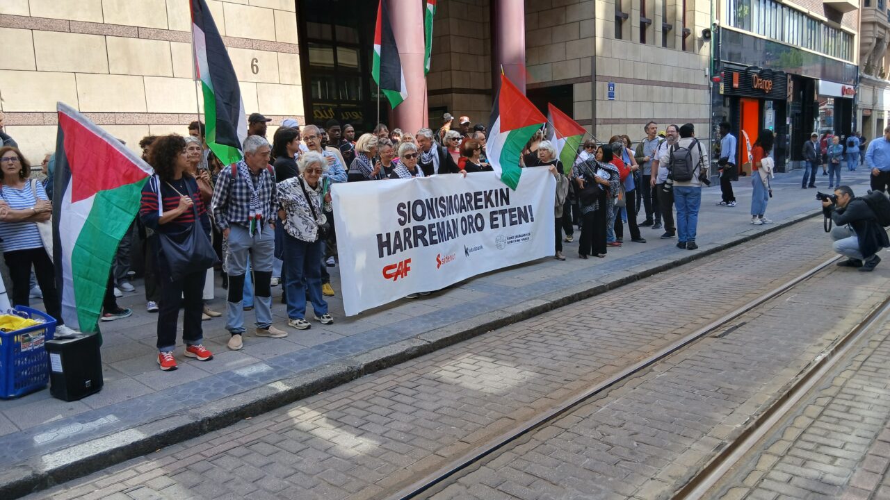 El colectivo Global Sumud Flotilla en Euskal Herria se manifiesta por Palestina en Bilbao