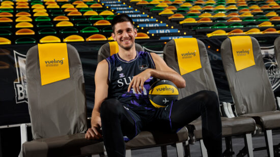 Asientos de avión en el banquillo del Surne Bilbao: una imagen insólita que revoluciona Miribilla