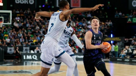 El Surne Bilbao cae ante BAXI Manresa entre desaciertos y un concierto de silbato de los árbitros