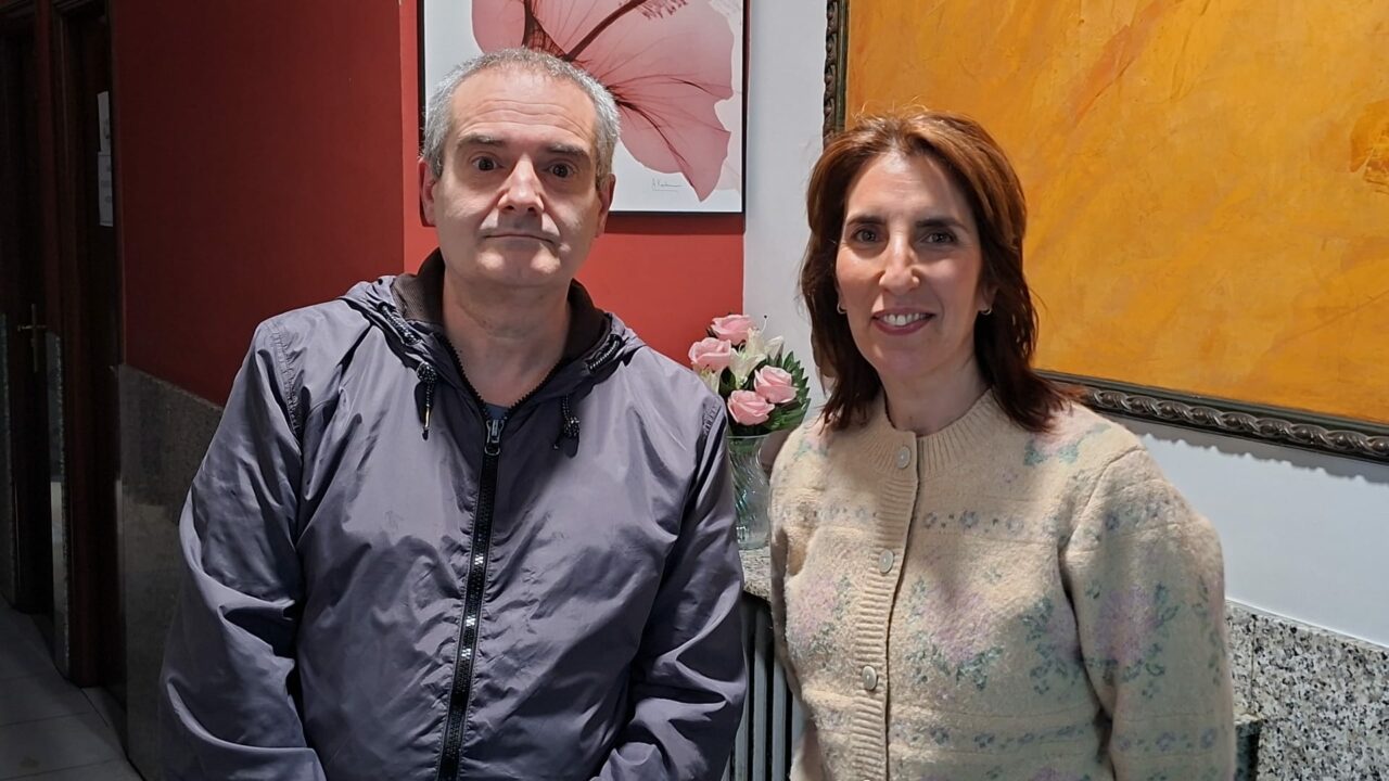 Cristina y Carlos reparten 80 décimos premiados de la Lotería Nacional en Ugao-Miraballes