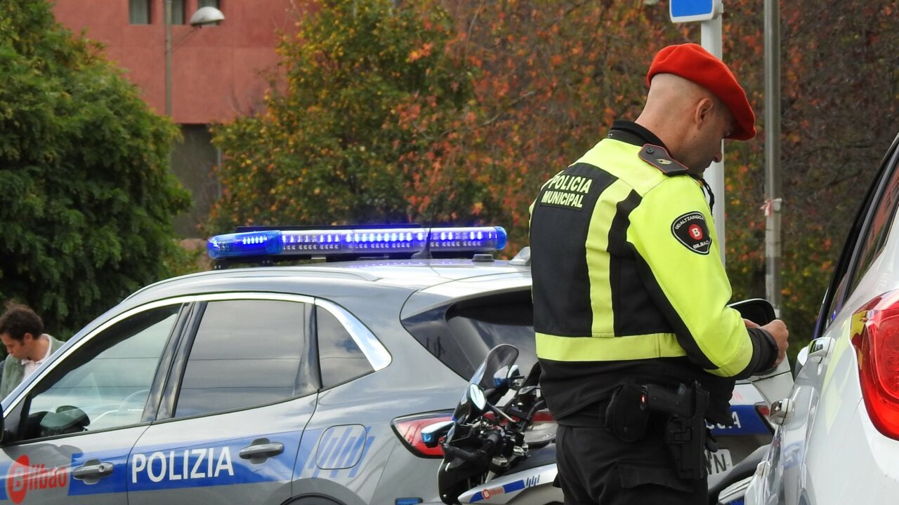 Bilbao intensifica los controles al volante por uso del móvil y GPS