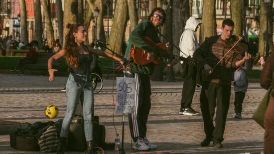 La ordenanza deja a los artistas callejeros sin altavoces y fuera del corazón de Bilbao y de Aste Nagusia