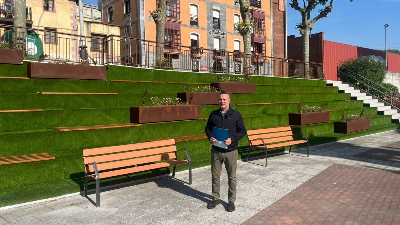 El Ayuntamiento de Barakaldo recupera las gradas frente a la iglesia de Burtzeña