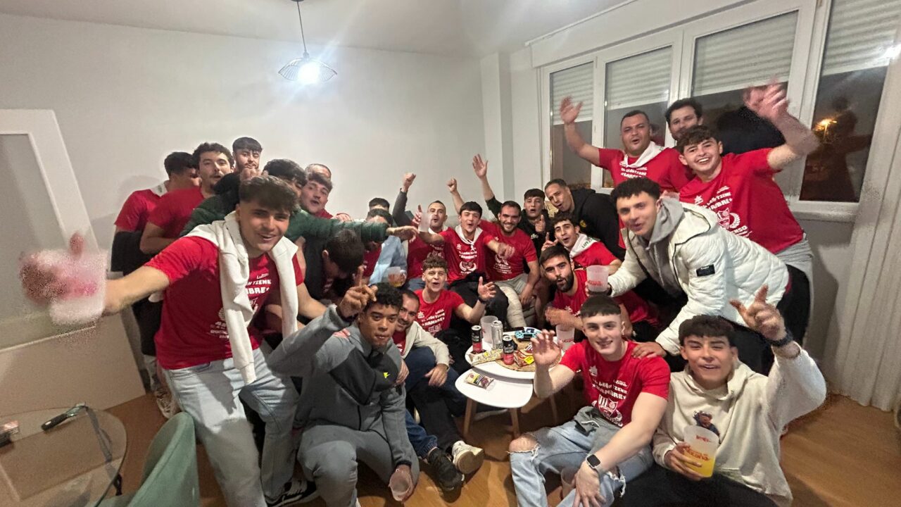 El Sporting de Lutxana B celebra el ascenso con una emotiva sorpresa a su compañero lesionado