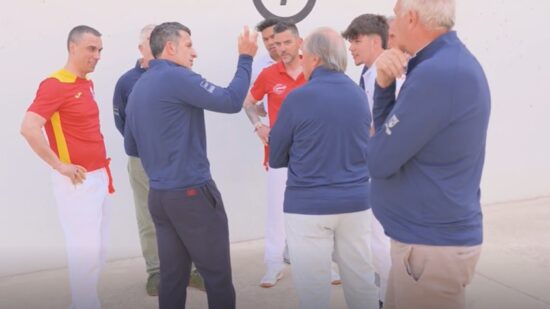 Figo, Cafú y otras leyendas descubren la pelota vasca en una escena insólita con acento vasco