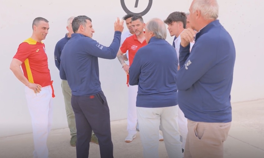 Figo, Cafú y otras leyendas descubren la pelota vasca en una escena insólita con acento vasco