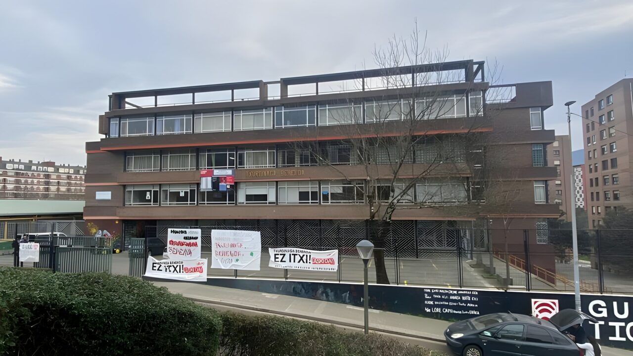 Las familias del IES Txurdinaga Behekoa denuncian falta de diálogo y avivan el conflicto educativo en Euskadi