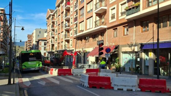 La parada de autobús de Juan Bautista Uriarte se unificará a la más próxima al Ayuntamiento